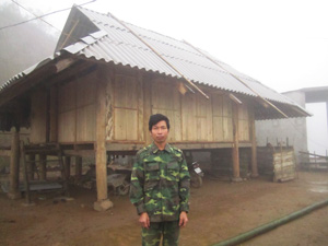 Ông Bùi Văn Xuân bên ngôi nhà tái định cư  mới được xây dựng trên diện tích đất 4.000 m2  mà gia đình đã hiến.